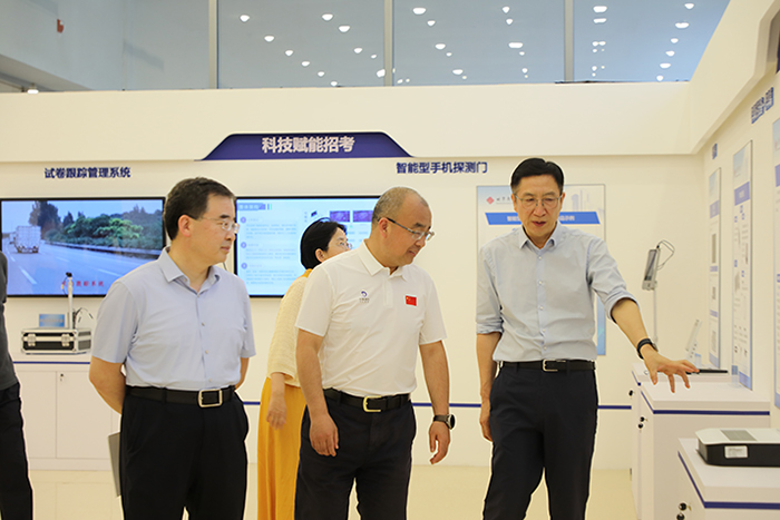 北京市委常委、教育工委书记于英杰,市委教育工委副书记、市教委主任李奕检查北京市高考工作